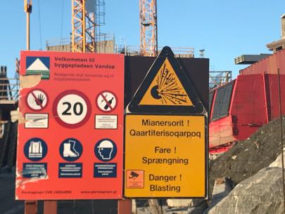A trilingual construction sign