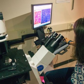Graduate student Caitlin Anderson at the TIRF microscope