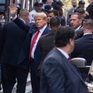 Trump waves to crowd in New York 